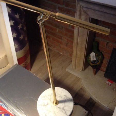 Lampada da tavolo cono snodo ottone stile Mid-Century con base in marmo