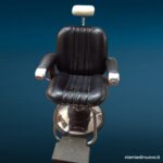 38315 Poltrona da barbiere anni 70 in skay nero con base cromata