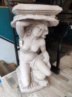 9002454.jpg Statua in marmo raffigurante una donna che regge una mensola, scolpita in un unico blocco.