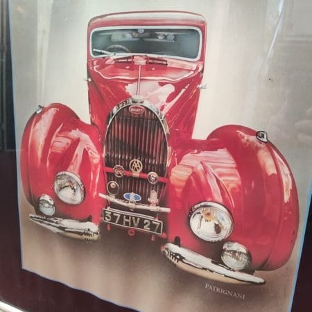 Poster Bugatti d'epoca incorniciato, titolo 'The Myth of an Epoch'.