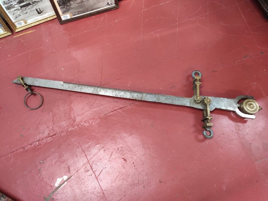 38652.jpg Vecchia stadera gigante in metallo e ottone con portata di 620 kg