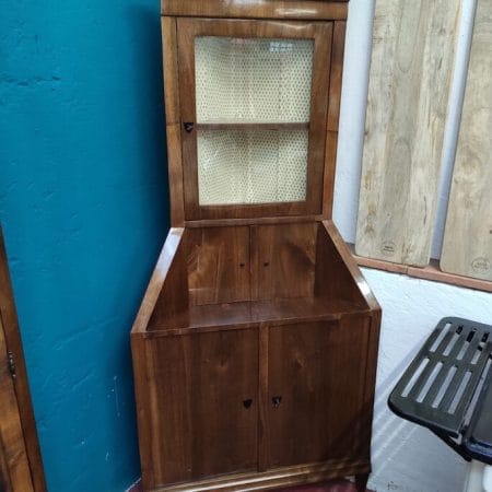 Angoliera anni '30 in legno lastronato con vetrinetta superiore e antine, perfetta per arredare con stile