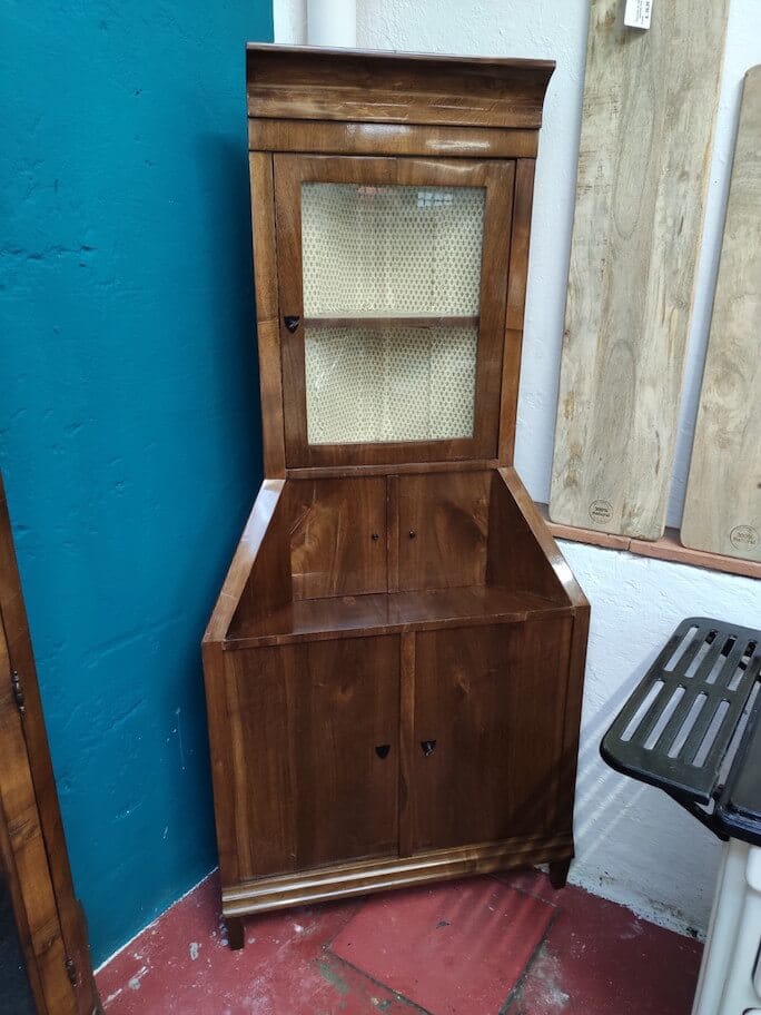 38656.jpg Angoliera anni '30 in legno lastronato con vetrinetta superiore e antine, perfetta per arredare con stile