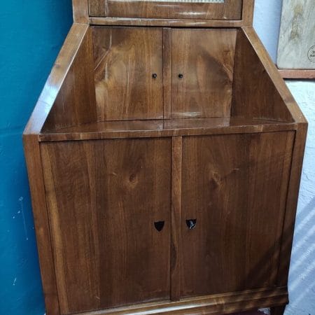 Angoliera anni '30 in legno lastronato con vetrinetta superiore e antine, perfetta per arredare con stile