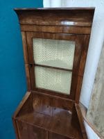 38656_2.jpg Angoliera anni '30 in legno lastronato con vetrinetta superiore e antine, perfetta per arredare con stile