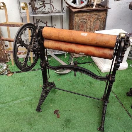 Antica pressa a rulli in ghisa con doppio rullo in legno