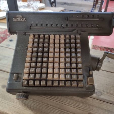 Vecchio calcolatore meccanico Numeria