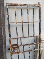 Vecchio cancello in ferro pieno, robusto e massiccio con cardini e grossa serratura