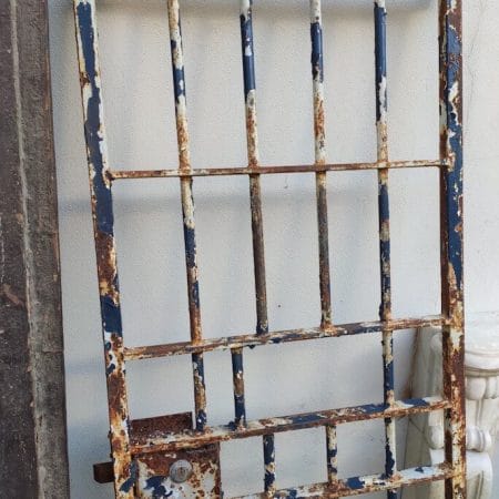 Vecchio cancello in ferro pieno, robusto e massiccio con cardini e grossa serratura