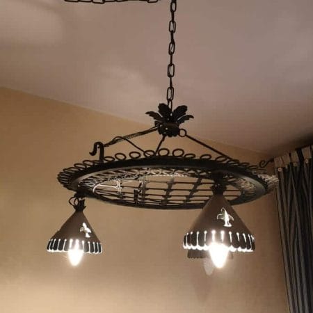 Lampadario rustico in ferro battuto a 3 luci