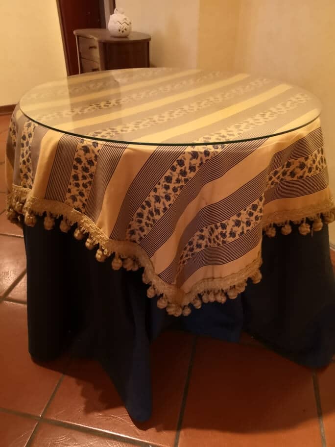 38837.jpg Tavolo vestito con piano in vetro e base in bambù