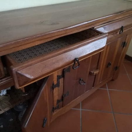 credenza in castagno massello con 4 ante e 3 cassetti