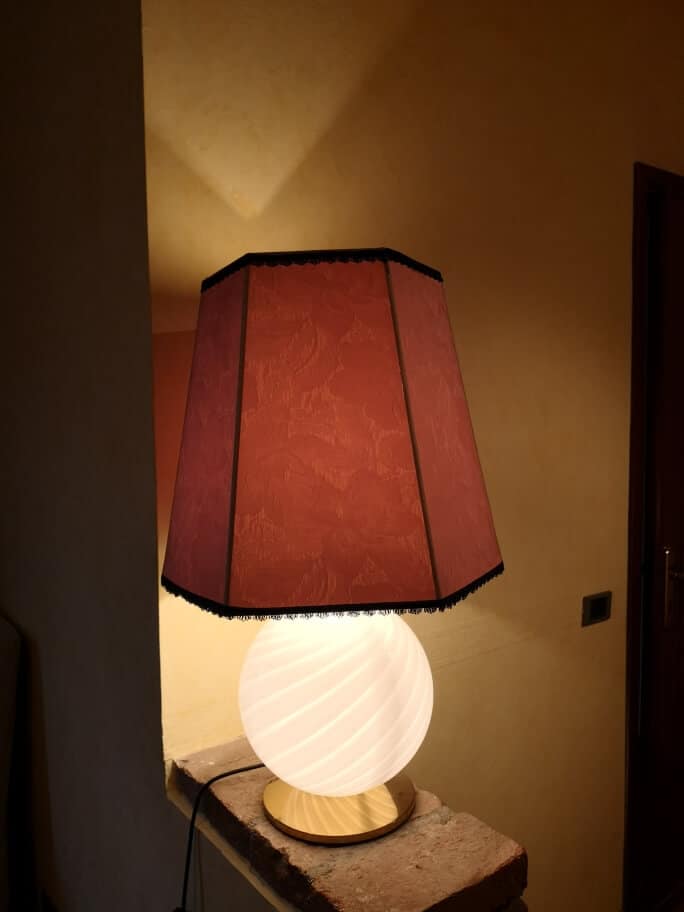 38840.jpg Lampada da soggiorno con base in vetro e paralume rosa