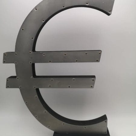 Lettera raffigurante il simbolo dell'euro in legno rivestito metallo, H 36 cm
