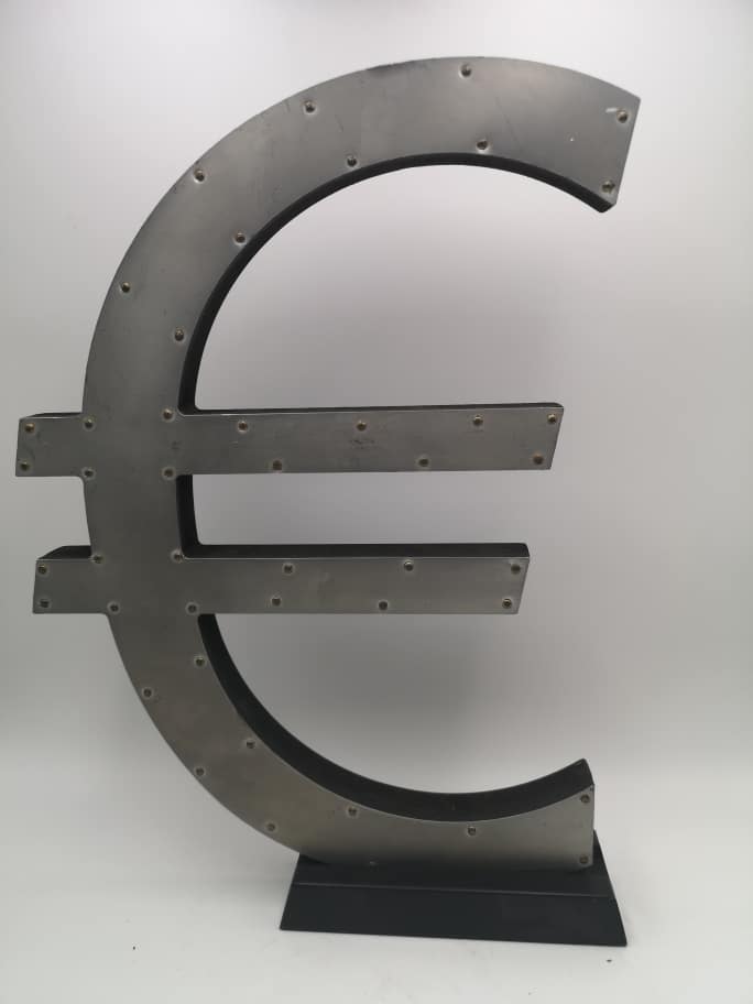 9003882_31.jpg Lettera raffigurante il simbolo dell'euro in legno rivestito metallo, H 36 cm