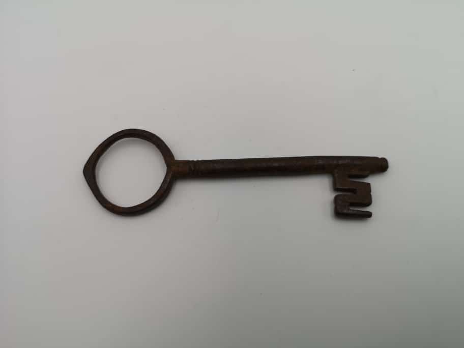 38963.jpg Antica chiave in ferro forgiato 10 cm