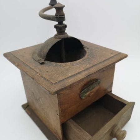 Vecchio macinino da caffè Peugeot con etichetta spezzata, design vintage e funzionale.