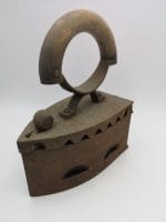 39031.jpg Vecchio ferro da stiro a legna in ghisa con manico curvo