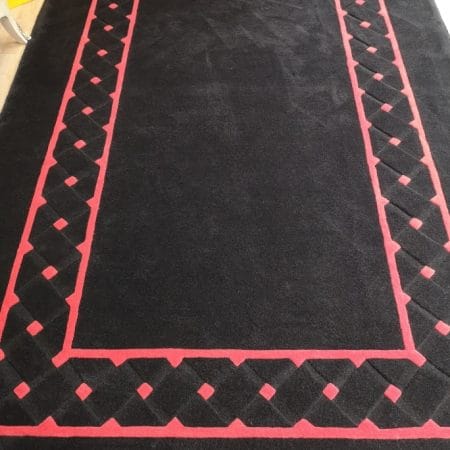 Tappeto moderno in lana scolpita nero con dettagli rossi marca Tisca