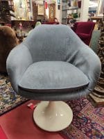 39129.jpg Poltroncina vintage design in velluto blu, stile Tulip, con guscio in plastica e rivestimento elegante.