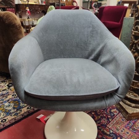 Poltroncina vintage design in velluto blu, stile Tulip, con guscio in plastica e rivestimento elegante.