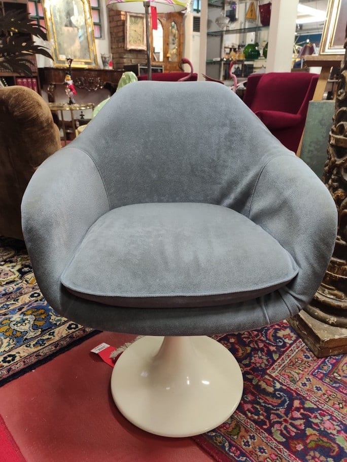 39129.jpg Poltroncina vintage design in velluto blu, stile Tulip, con guscio in plastica e rivestimento elegante.