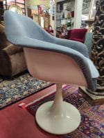 39129_2.jpg Poltroncina vintage design in velluto blu, stile Tulip, con guscio in plastica e rivestimento elegante.