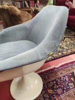 39129_3.jpg Poltroncina vintage design in velluto blu, stile Tulip, con guscio in plastica e rivestimento elegante.