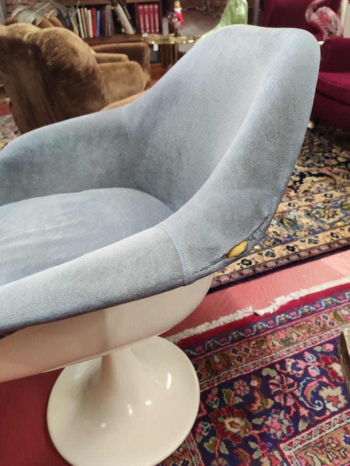 Poltroncina vintage design in velluto blu, stile Tulip, con guscio in plastica e rivestimento elegante.