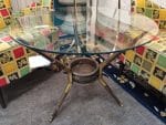 39130.jpg tavolino con vetro anni ’60 con base tripode in legno e ottone