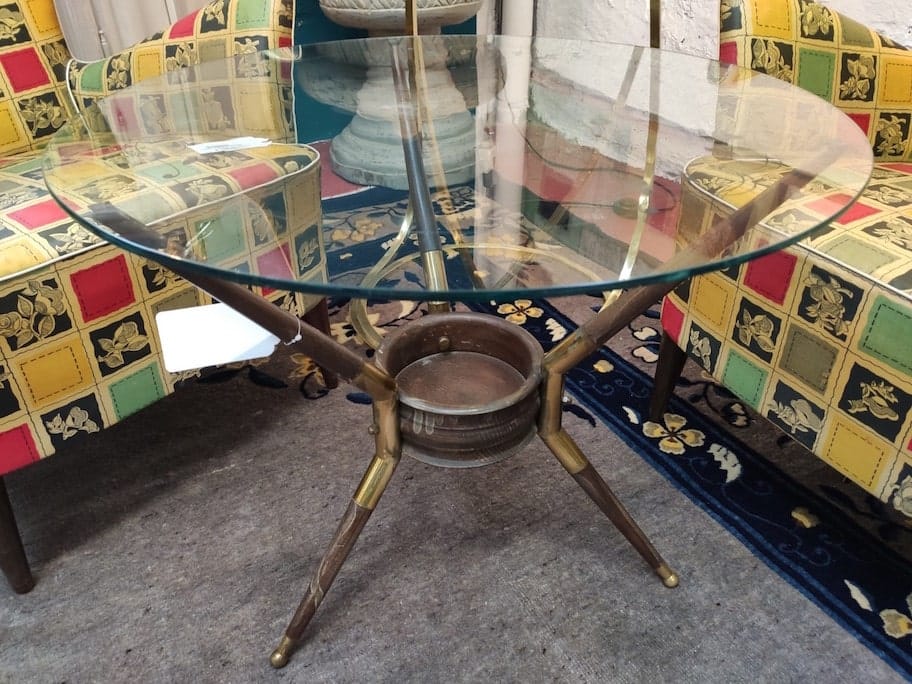 39130.jpg tavolino con vetro anni ’60 con base tripode in legno e ottone