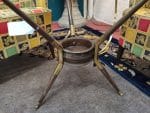 39130_1.jpg tavolino con vetro anni ’60 con base tripode in legno e ottone