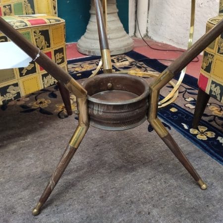 tavolino con vetro anni ’60 con base tripode in legno e ottone