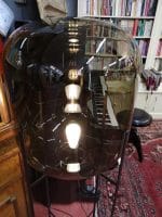 Lampada in vetro di design modello Oda, con paralume grigio fumé e struttura nera.