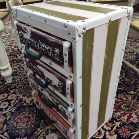 Cassettiera a 4 cassetti stile valigie in legno con similpelle e maniglie decorative