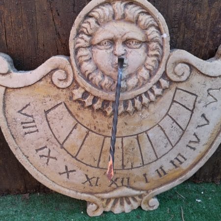 Meridiana da parete in marmo rosso di Verona con decorazioni scolpite