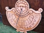 Meridiana da parete in marmo rosso di Verona con decorazioni scolpite
