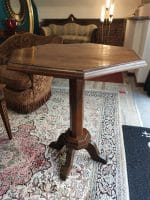 Tavolino in legno massello a forma di ettagono con gambo sfaccettato