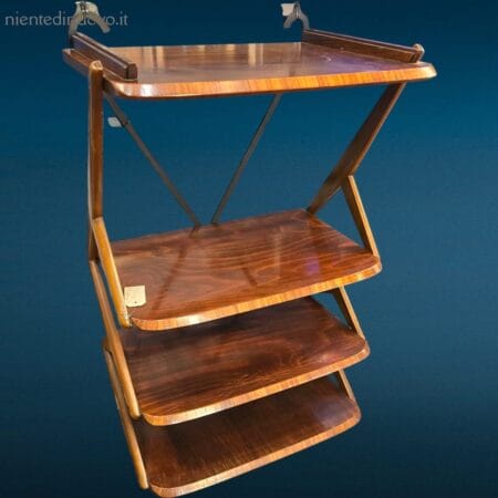 Scopri questo spettacolare scaffale design vintage, elegante e funzionale, perfetto per ogni ambiente. Materiali di qualità e design raffinato.