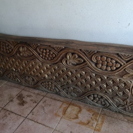 Trave massiccia scolpita in rovere con decorazione in oro