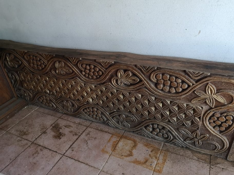 39396.jpg Trave massiccia scolpita in rovere con decorazione in oro