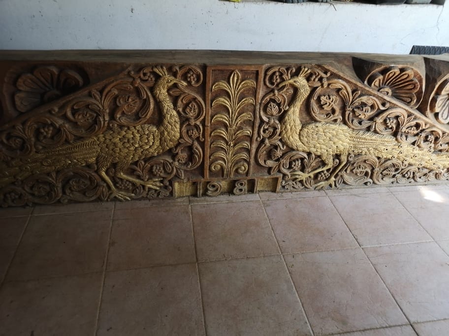 39397.jpg Trave massiccia scolpita in rovere con pavoni