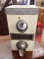 Vecchio dispenser caffè in metallo a scomparto singolo
