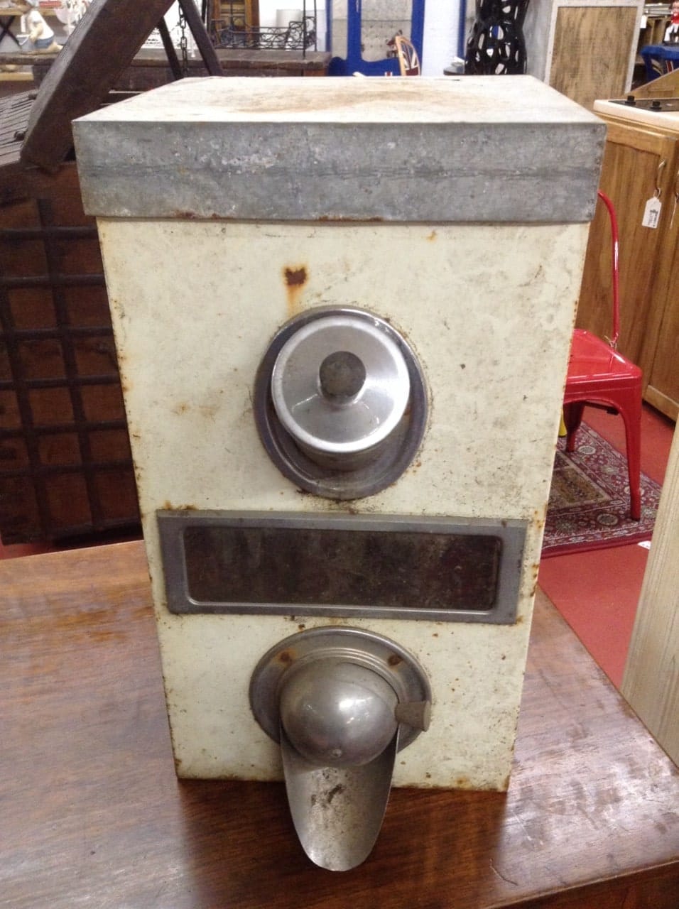 Vecchio dispenser caffè in metallo a scomparto singolo