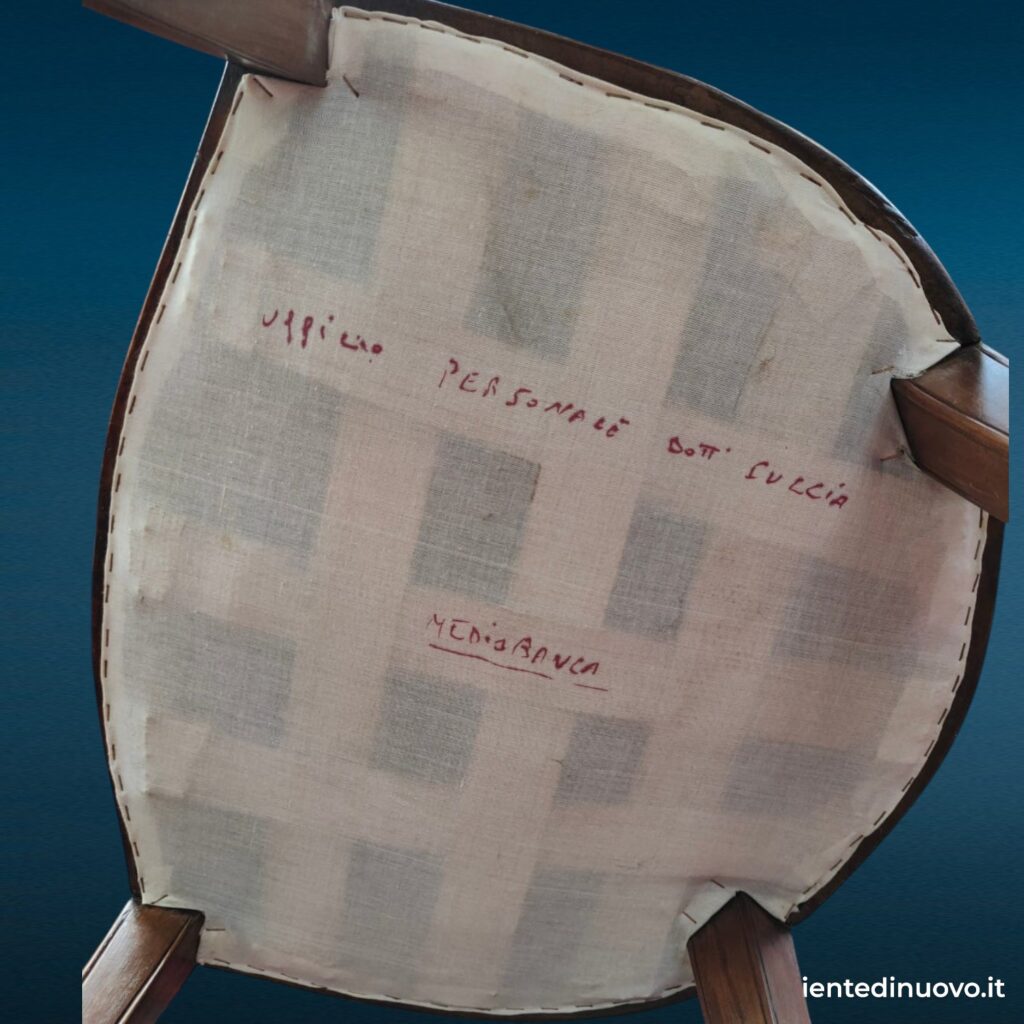 Poltrona antica in noce stile Luigi XVI con seduta e schienale in skai verde