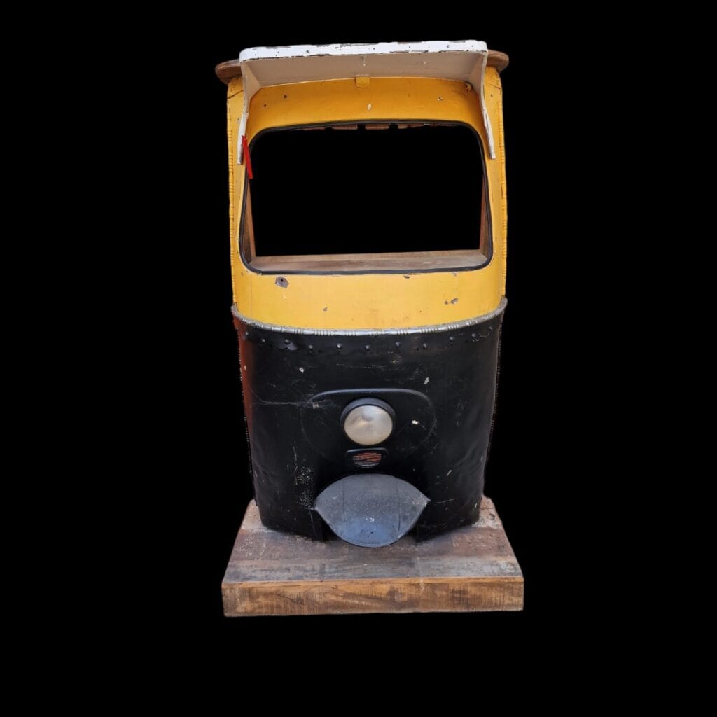 Mobile bar trasformato da vecchio tuc tuc con retro in teak massello