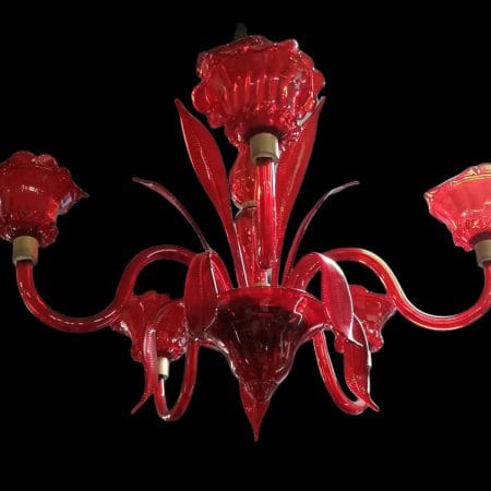 Lampadario in vetro di Murano rosso, veneziano con 5 bracci e 10 foglie decorative.