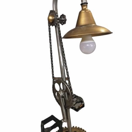 Lampada industriale artigianale con pedali di bicicletta