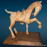 39712_5 Scultura di cavallo in legno firmata John Oshodin