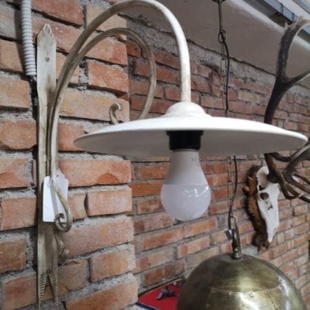 Applique a sbalzo con piatto smaltato